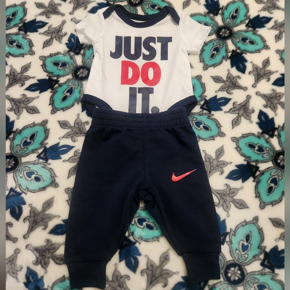 Nwot Nike NewBorn 2pc Set size Newborn